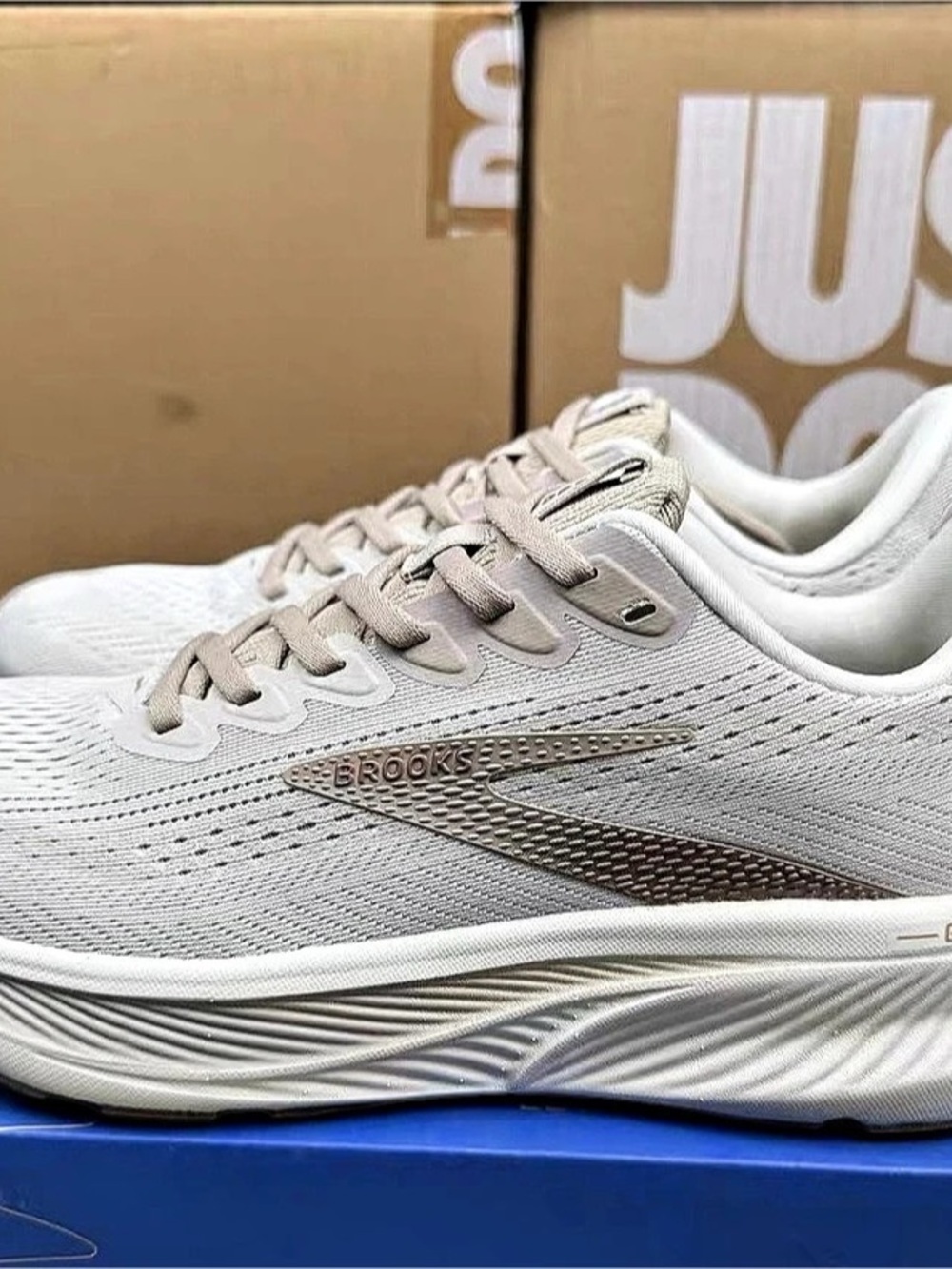 Brooks Ghost 17 Women’s Running Sneakers New In Box